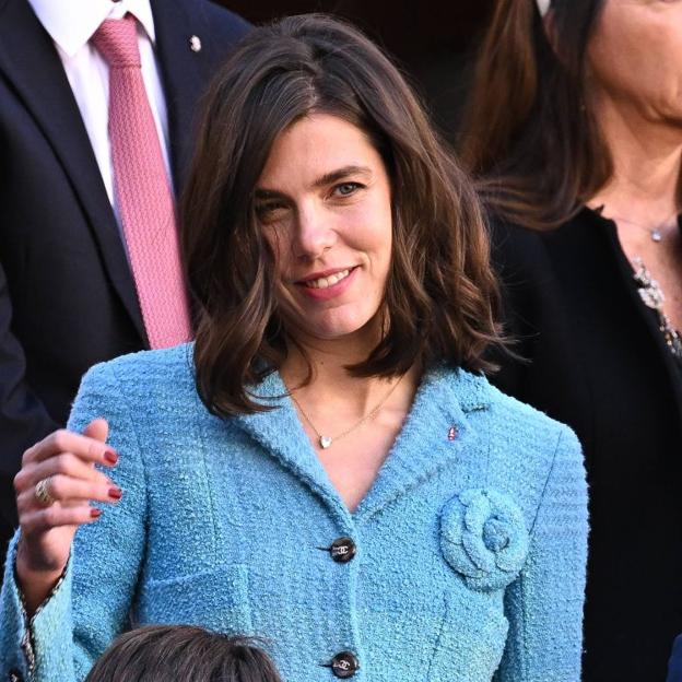 Carlota Casiraghi con la raya al lado.