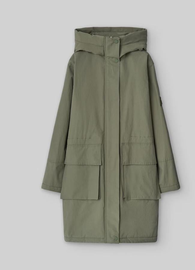 Parka midi en verde de Adolfo Domínguez.