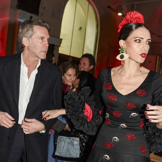 Adriana Abascal y Manuel Filiberto de Saboya en el desfile de Rocío Peralta en Sevilla. 