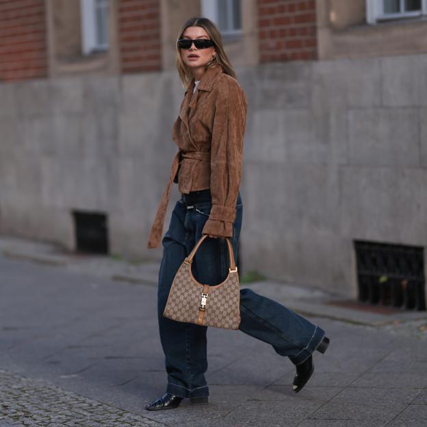 Look con botas cuadradas