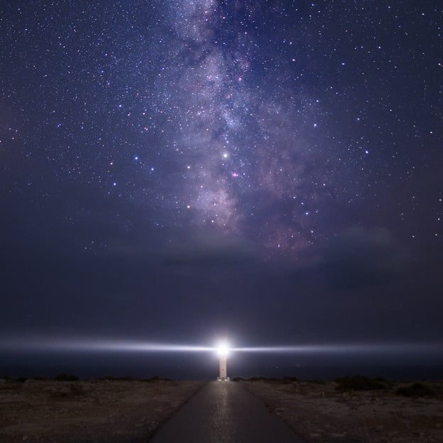 Imagen del cielo con la Vía Láctea desde el faro de Cap de Barbaria en Formentera. 