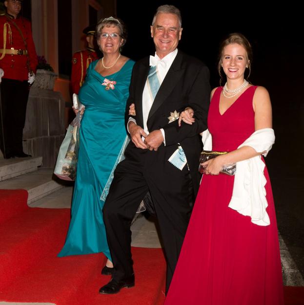 Leopoldine de Liecthtenstein con sus padres, en un evento de gala. 