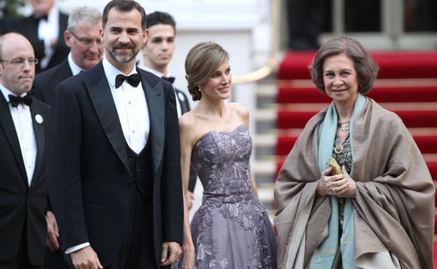 Los reyes Felipe y Letizia, junto a doña Sofía en la cena de gala previa a la boda de Kate Middleton y Guillermo de Inglaterra. 