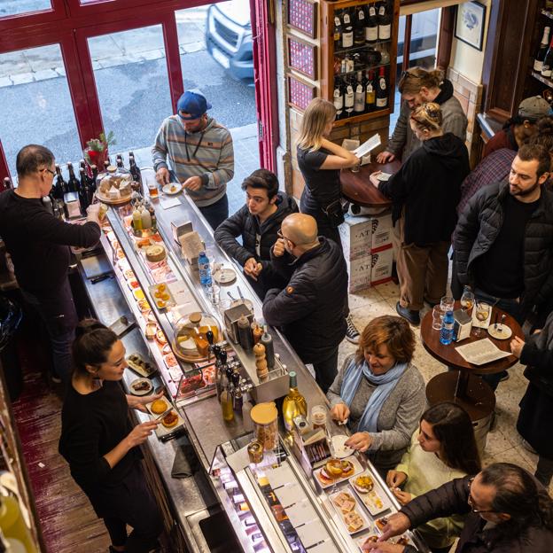 La barra del Quimet & Quimet, un local centenario de Barcelona que se encuentra entre las recomendaciones gastronómicas del chef Dani Roca.