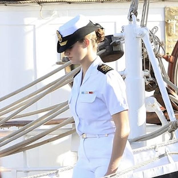 Leonor desembarca de el Juan Sebastián Elcano en Canarias.