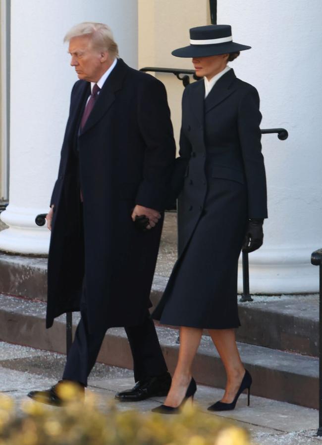 Melania Trump escogió un abrigo azul marino de Adam Lippes. / GETTY