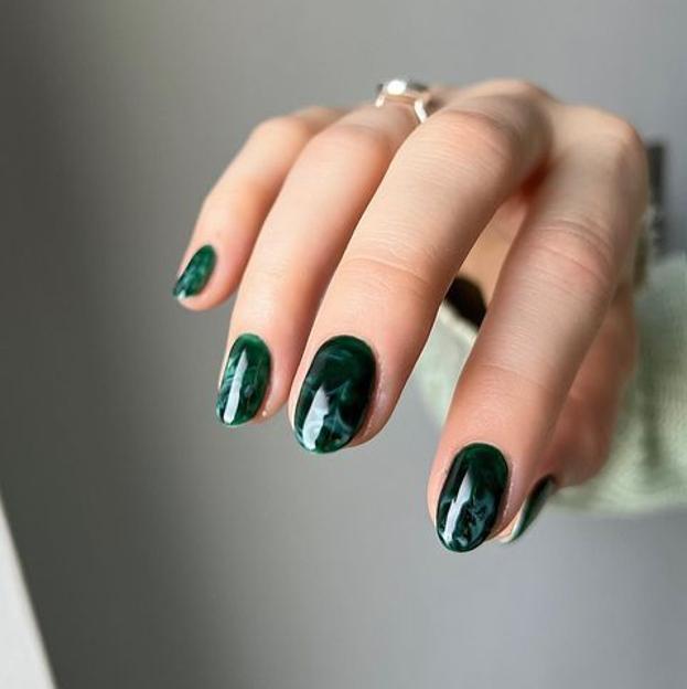 Uñas marmoladas en verde esmeralda