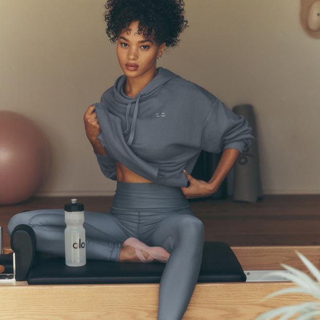 Mujer haciendo Pilates sobre esterilla. 