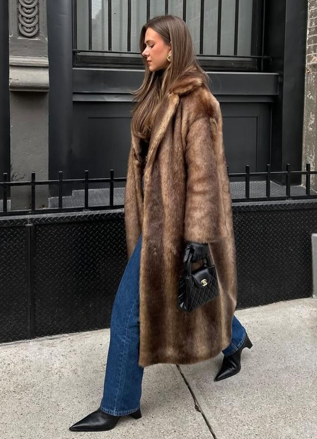 Influencer con abrigo largo de pelo/ @onparledemode