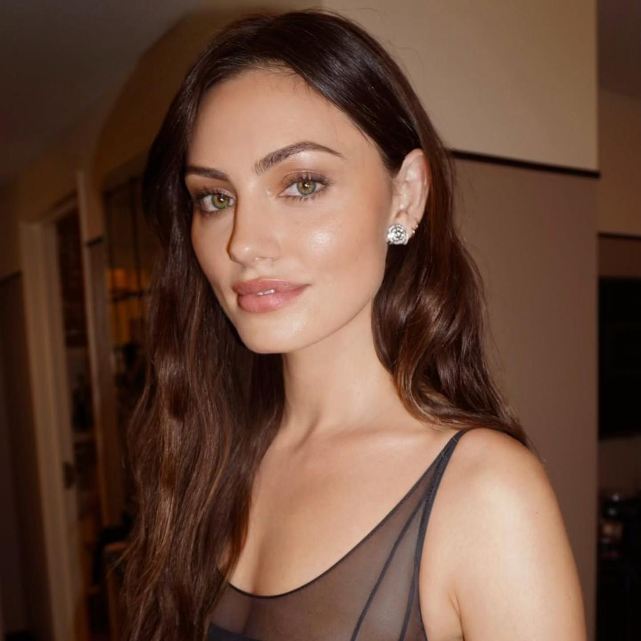 Phoebe Tonkin con base de maquillaje natural luminosa/@TOBIMAKEUP