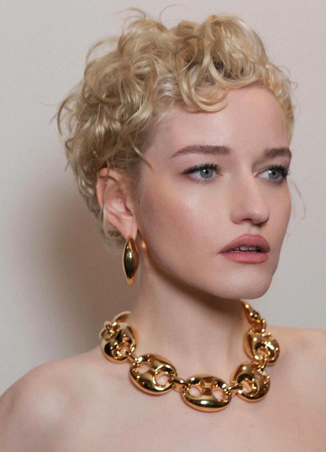 Julia Garner con pixie en pelo rizado/@bobbyeliot