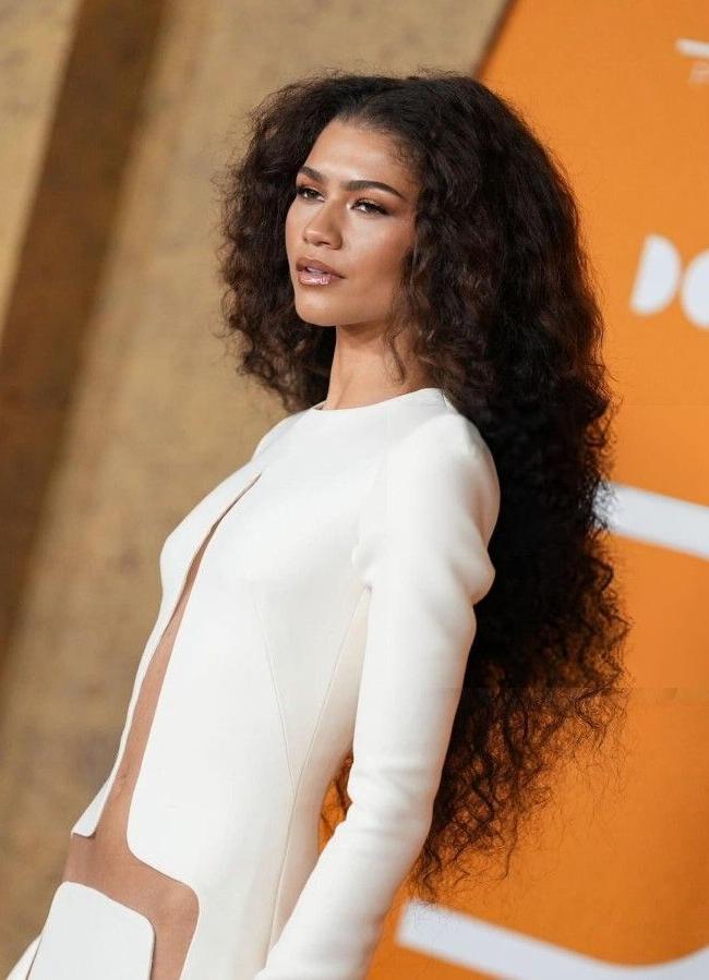 Zendaya con pelo rizado largo XXL/@zendayacollective