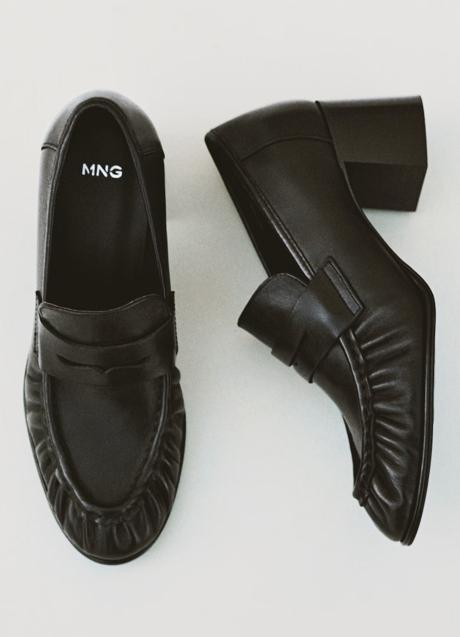 Mocasines negros con tacón medio de Mango (55,95 euros)