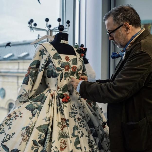 Hervè Pierre en su taller el pasado noviembre, trabajando en un diseño para el Bayerisches Staatsballett de Munich. 