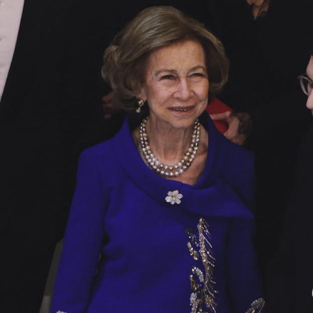 La reina Sofía sorprende con su look más espectacular en la Ópera Nacional de París: un vestido joya y doble collar de perlas