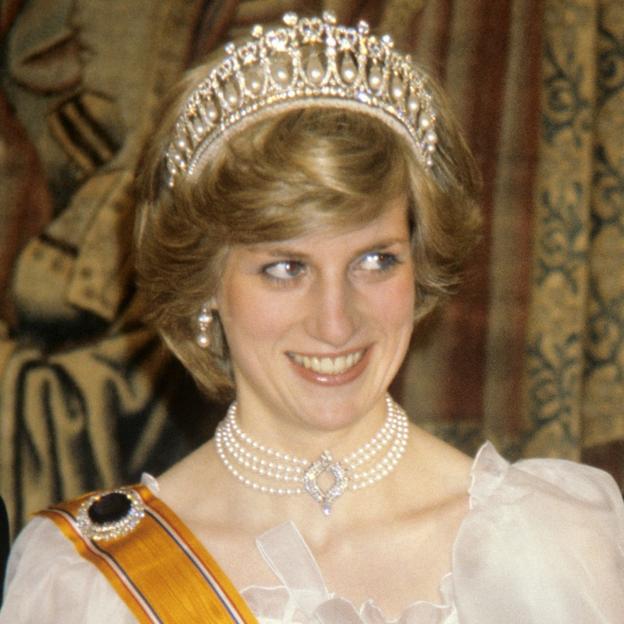 Diana de Gales con los pendientes de diamantes y perlas. 