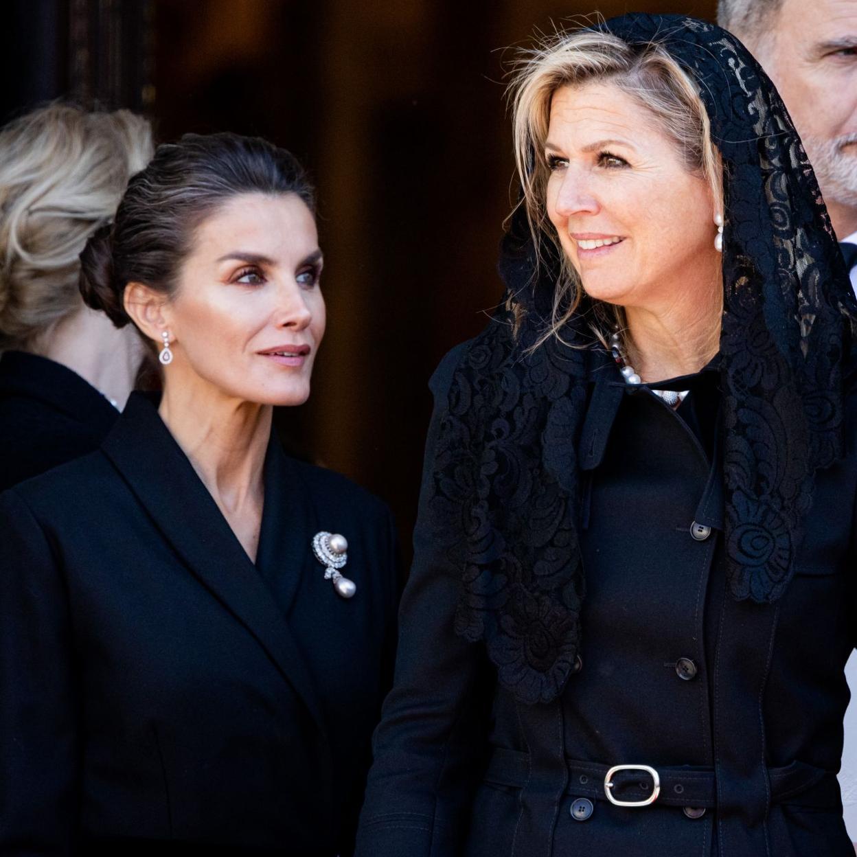 La reina Letizia y Máxima de Holanda vuelven a encontrarse hoy en Polonia, en la conmemoración del 80 aniversario de la liberación del campo de exterminio Auschwitz-Birkenau II. /getty images