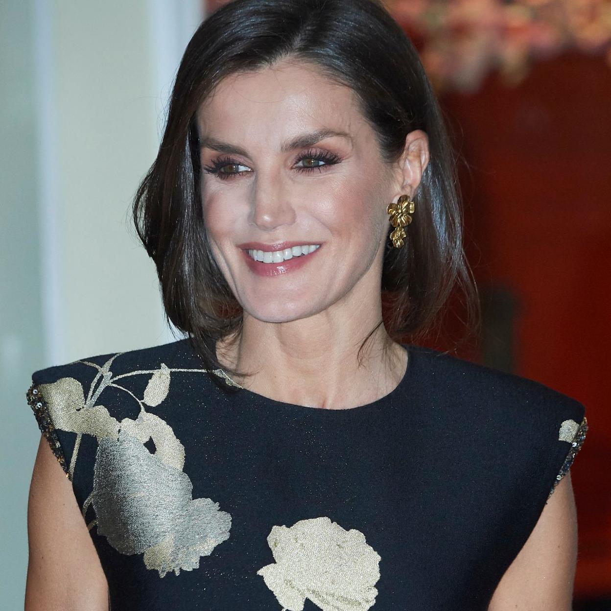 La reina Letizia con el vestido de Dries Van Noten./limited pictures