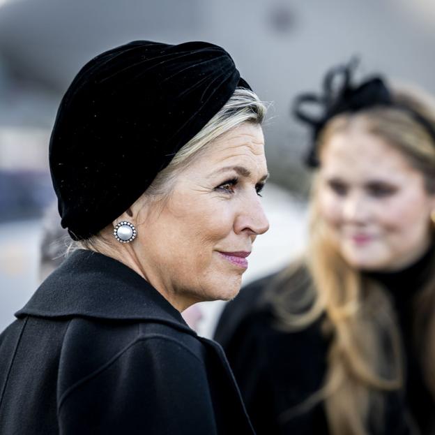 Máxima de Holanda sorprende con un turbante, un look elegante y unos espectaculares pendientes de perlas a su llegada a Auschwitz