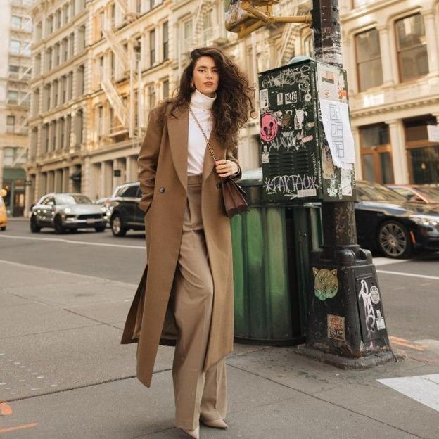 Influencer con pantalones camel elegantes