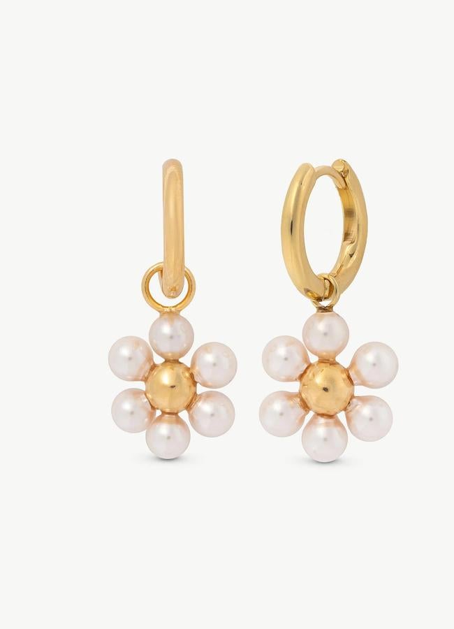 Pendientes de perlas con forma de flor de Majorica.