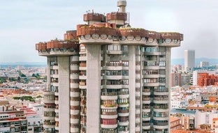 La fascinante historia del edificio Torres Blancas, el icono del brutalismo en Madrid que está de plena tendencia este 2025