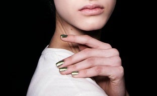 Uñas verde oliva, el color tendencia en manicuras que llevan las expertas de belleza en 2025