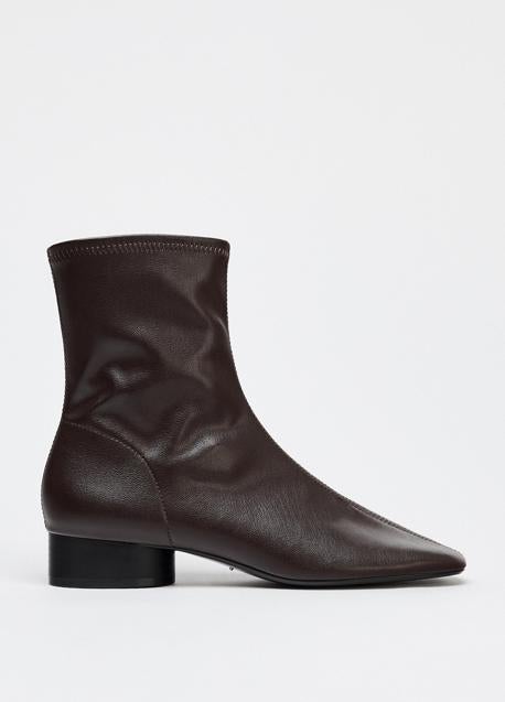 Botines planos de Zara (49,95 euros)