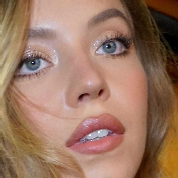 Sydney Sweeney con sombra de ojos brillante efecto polvo de hadas