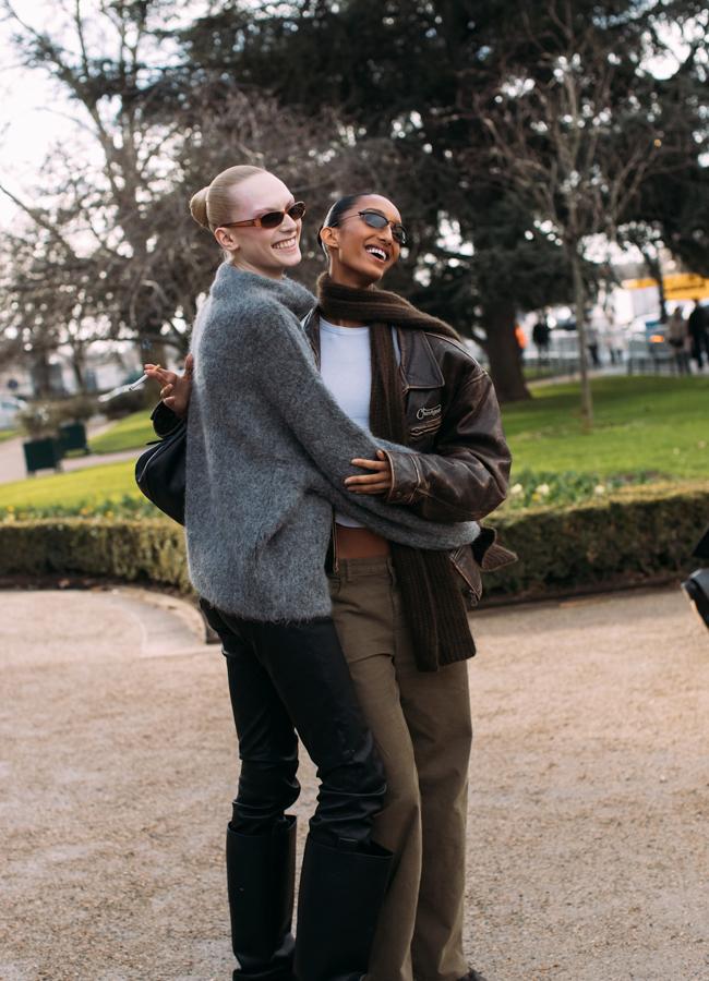 Unas chicas con gafas de sol esilo noventero en París. Foto: Launchmetrics spotlight.