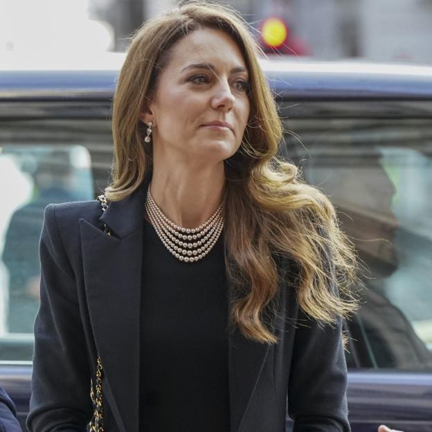 El acertado look de Kate Middleton en Londres: pendientes de Isabel II, collar de perlas de 300 euros y bolso de Chanel