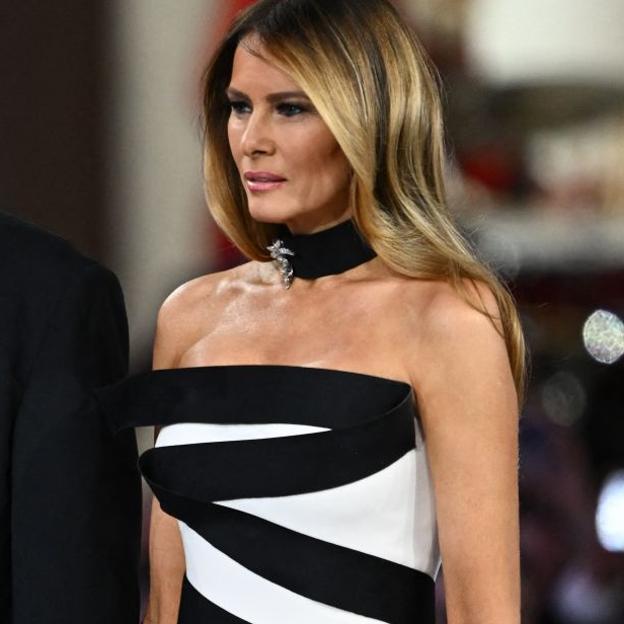 Melania Trump, con el vestido que Hervè Pierre diseñó para su segunda noche de inauguración de mandato. En el cuello, a modo de 'choker', lleva un broche de diamantes creado en 1955 por Harry Winston. 