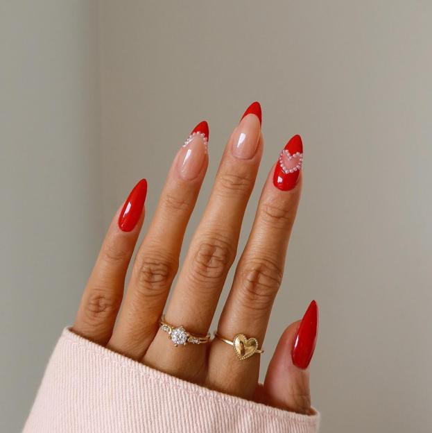 Uñas rojas con detalles de perlas