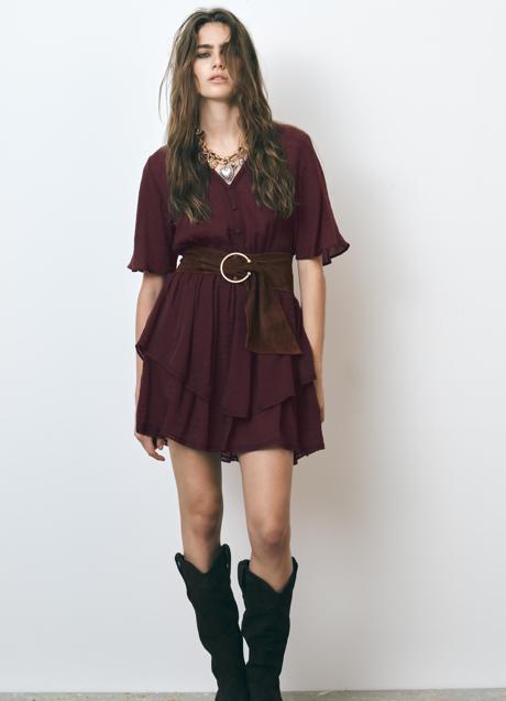 Vestido burdeos de Zara (21,99 euros)