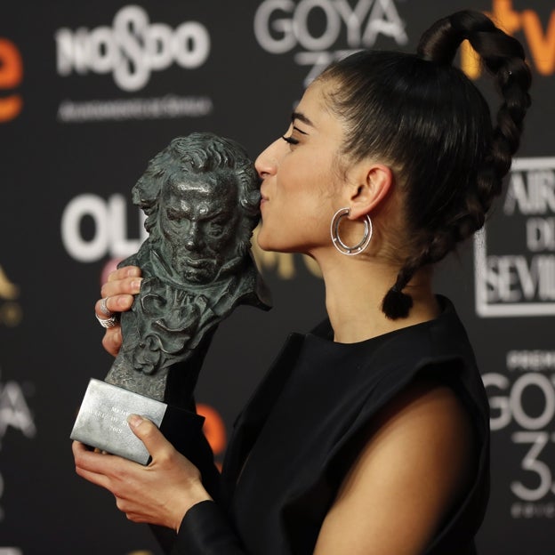 Carolina Yuste besando su Premio Goya. 