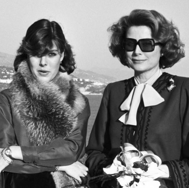 Carolina de Mónaco y Grace Kelly, en Montecarlo en 1975. 