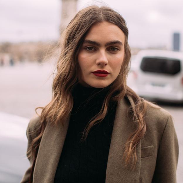 Una modelo con unas cejas definidas.