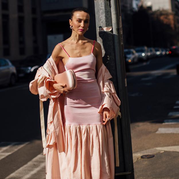 Mujer con vestido rosa empolvado