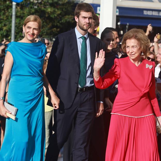 La familia real española en la boda de Teodora de Grecia. 