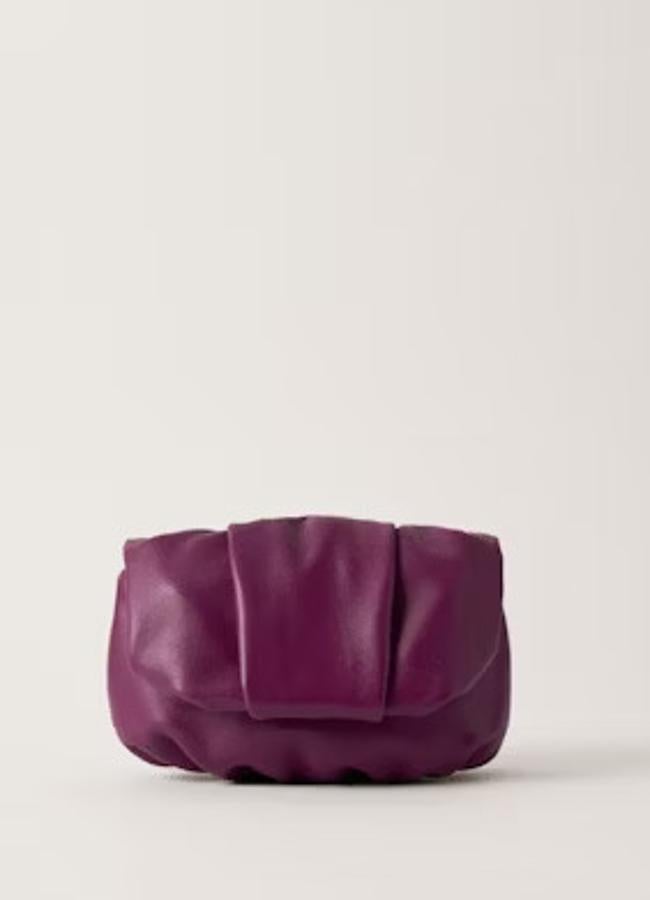 Bolso clutch en color berenjena de Malababa (295 euros).