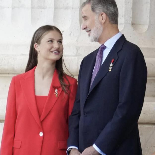 Un momento de complicidad entre el rey Felipe y la princesa Leonor, durante la celebración del décimo aniversario de su proclamación. 