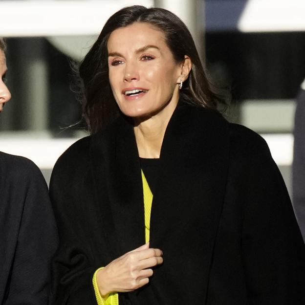 La reina Letizia, guapísima, con la chaqueta americana de Hugo Boss más especial y bolso de lujo de Carolina Herrera