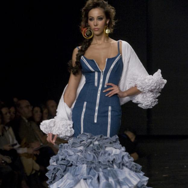 Uno de los vestidos de flamenca confeccionados en denim de Juana Martín. 