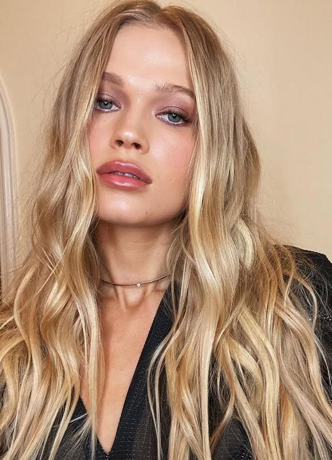 Influencer con tono de rubio bohemio con mechas claras/@vitasidorkina