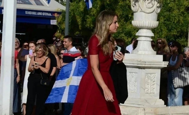 La curiosa historia de Christos Costarellos, el diseñador del vestido de novia que ha elegido la prometida de Nicolás de Grecia