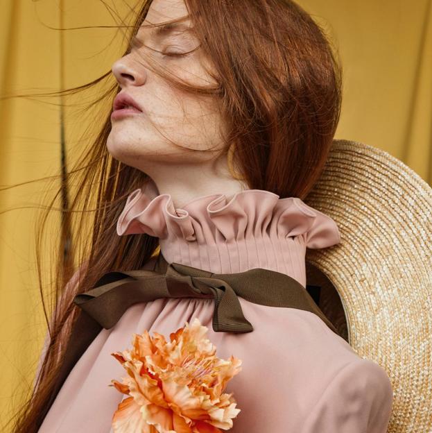 La modelo va vestida de Javier Delafuente, con espardeñas de Torres y sombrero de Raceu Hats.