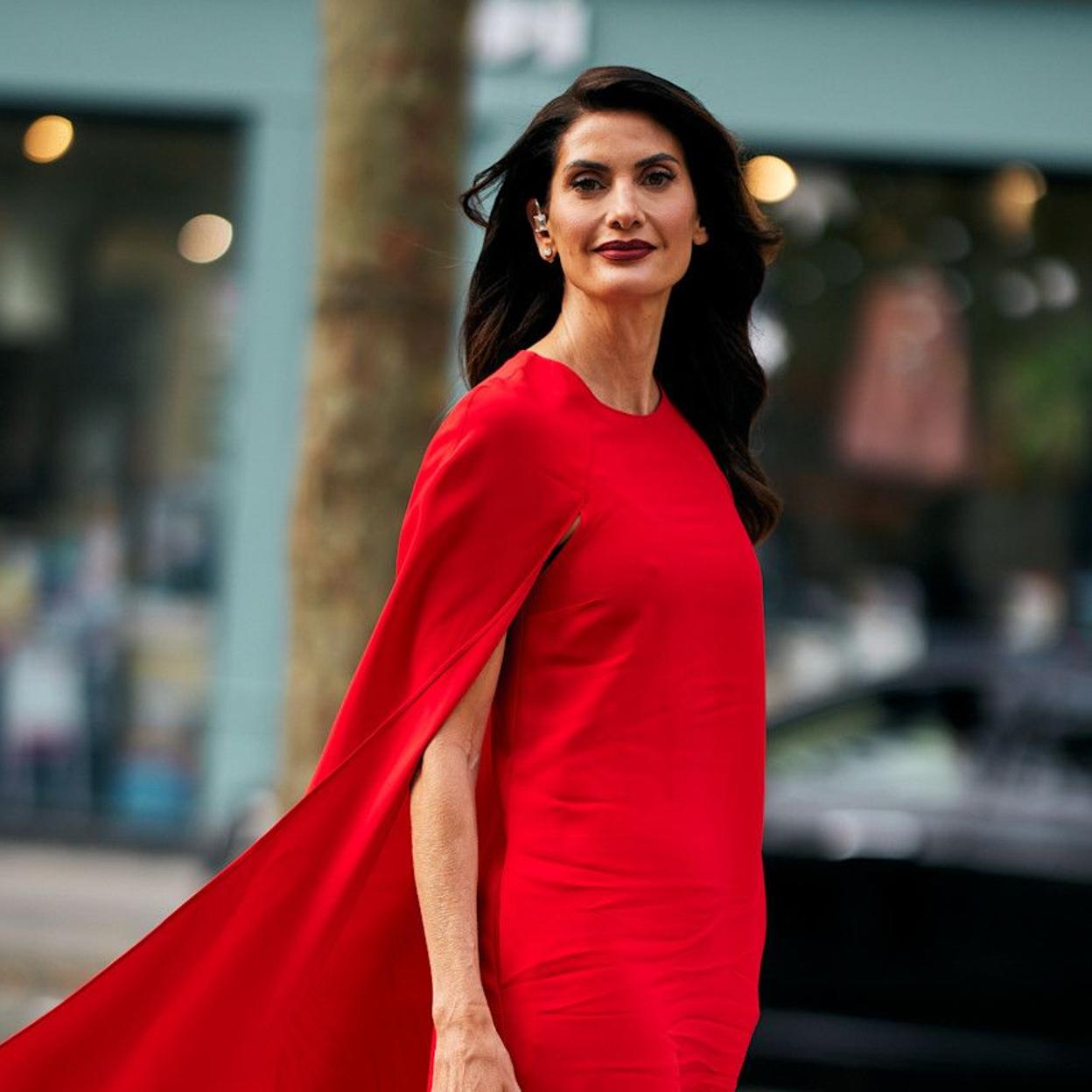 Influencer con vestido rojo en el street style/LAUNCHMETRICS SPOTLIGHT