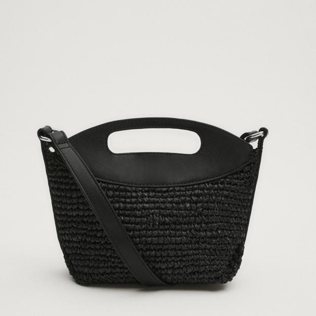 Bolso de rafia en negro de Massimo Dutti (39,95 euros).