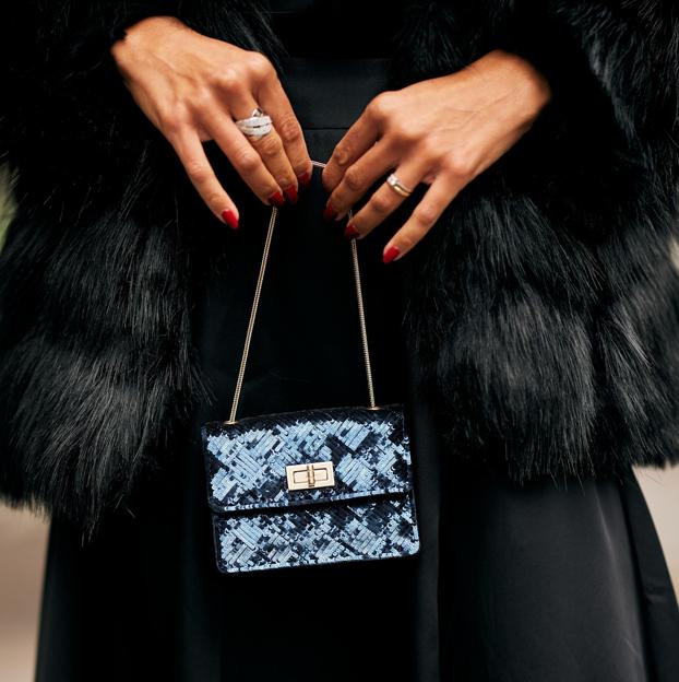 Mujer con bolso de fiesta