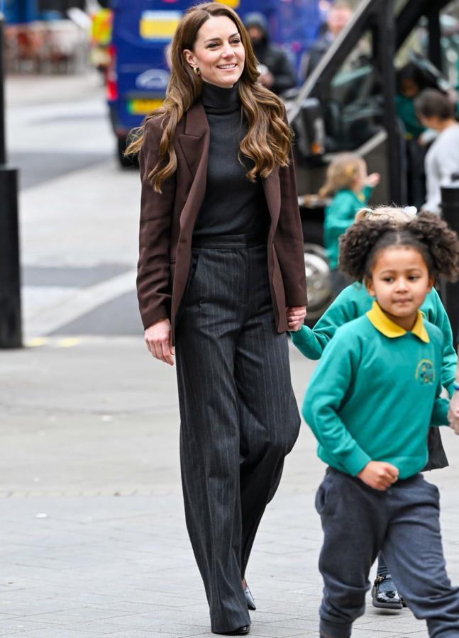 Kate Middleton en una visita a una escuela infantil (GTRES)